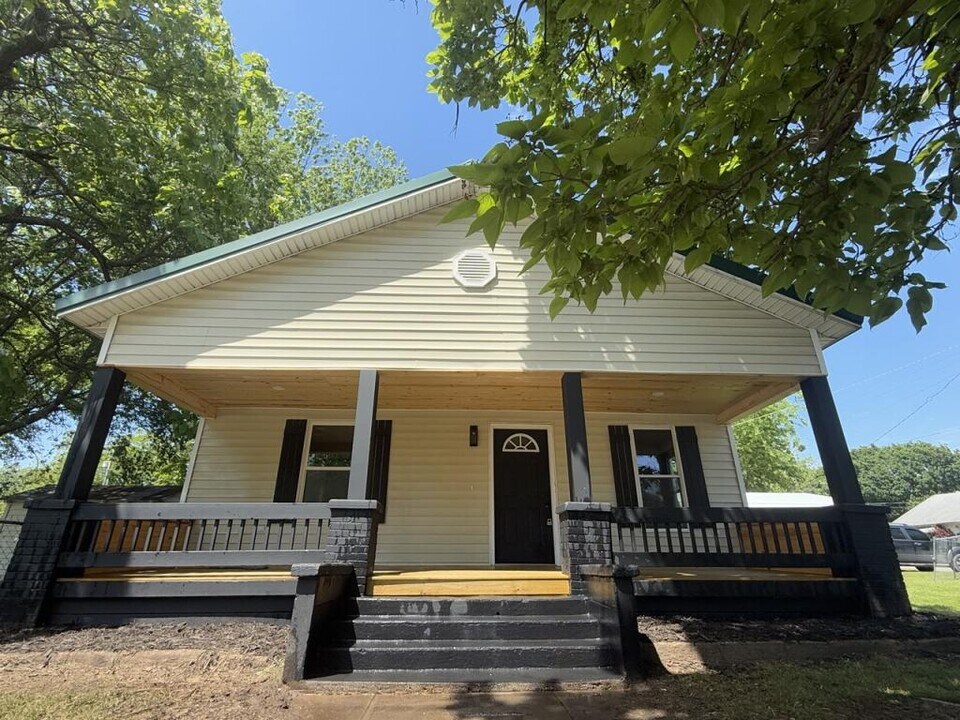 618 E Gentry Ave in Checotah, OK - Building Photo