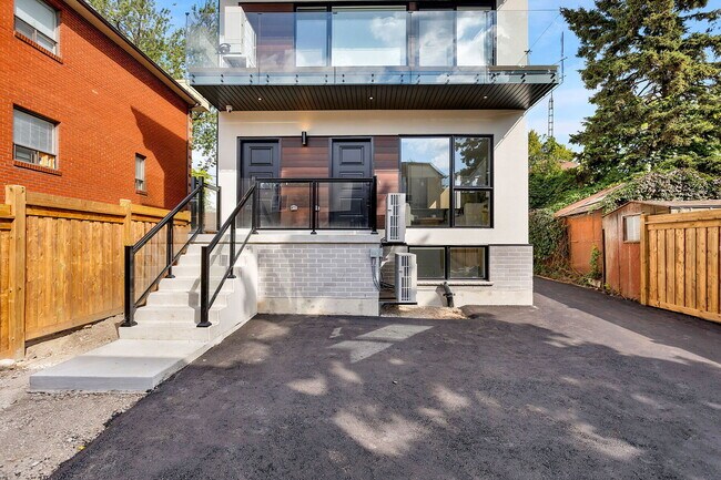 103 Cavell Ave in Toronto, ON - Building Photo - Building Photo