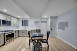 2046 W Moffat St in Chicago, IL - Building Photo - Building Photo