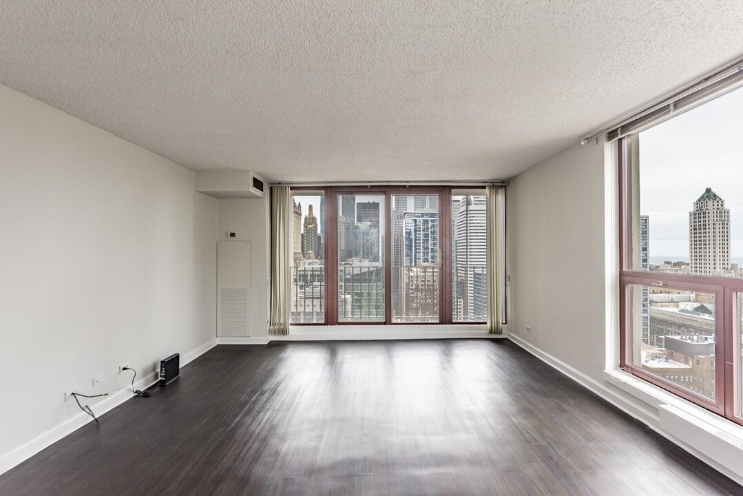 200 N Dearborn St in Chicago, IL - Building Photo