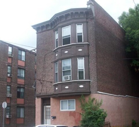 241-243 W Queen Ln in Philadelphia, PA - Building Photo