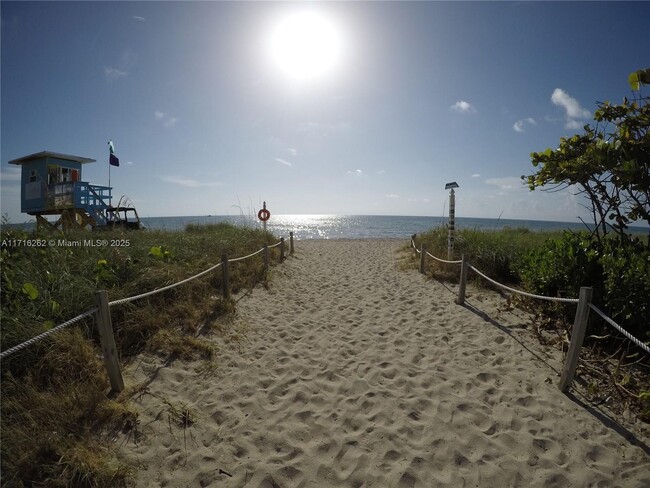 9117 Emerson Ave in Surfside, FL - Foto de edificio - Building Photo