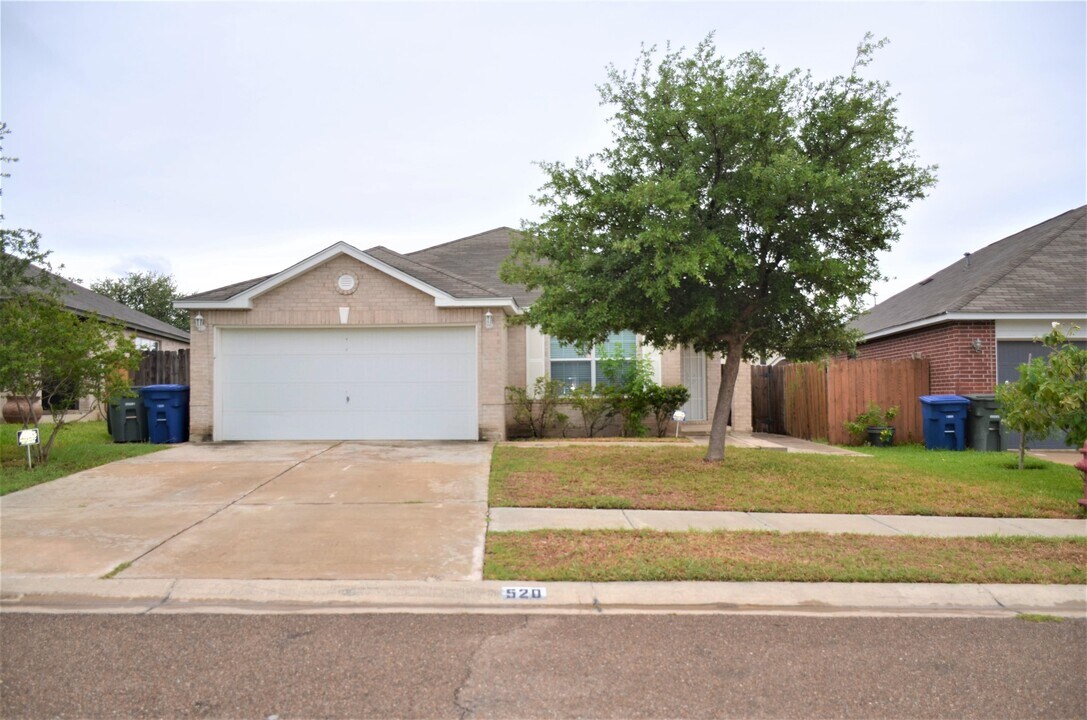 520 Gandara Dr in Laredo, TX - Building Photo