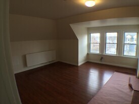 5647 Hampton St, Unit 3 in Pittsburgh, PA - Building Photo