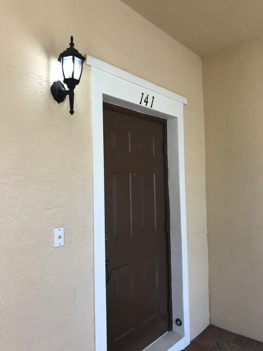 141 E Thatch Palm Cir in Jupiter, FL - Building Photo