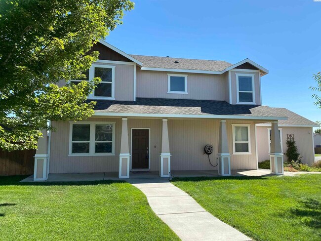 2002 Diamond Head Way in West Richland, WA - Building Photo - Building Photo