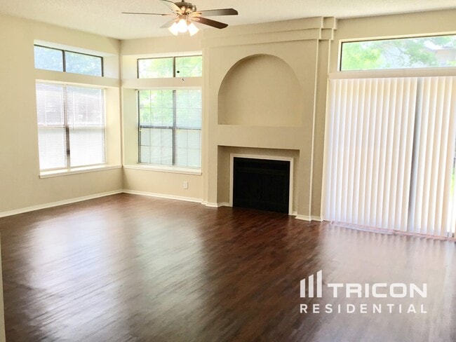 8035 Dove Trail Dr in San Antonio, TX - Building Photo - Building Photo
