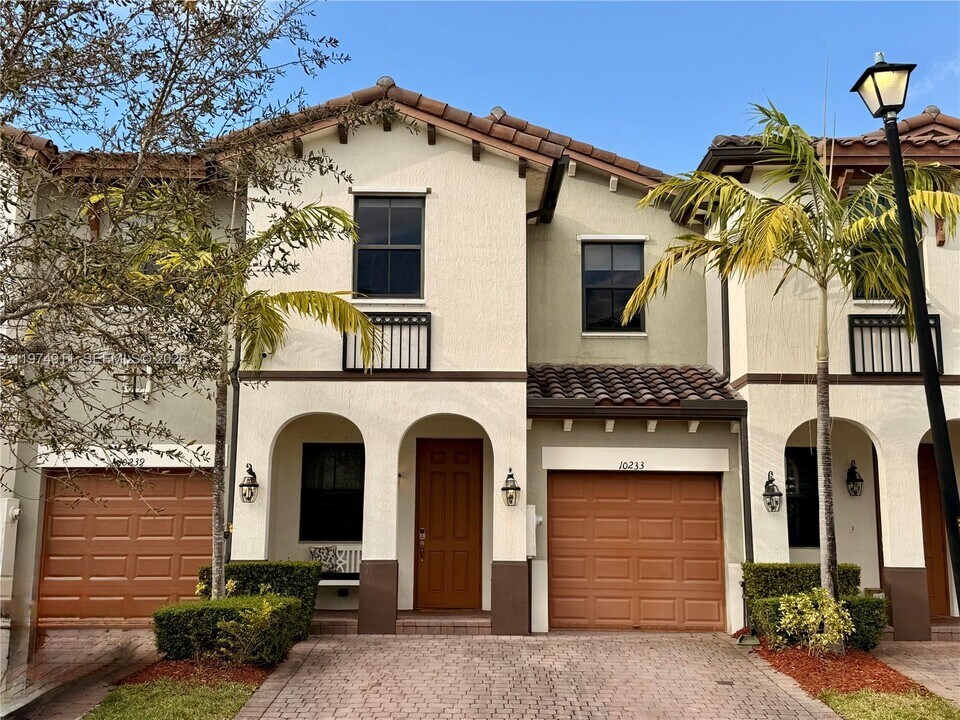 10233 NW 89th Terrace in Doral, FL - Building Photo