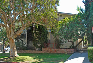 10900 Rose Ave in Los Angeles, CA - Building Photo