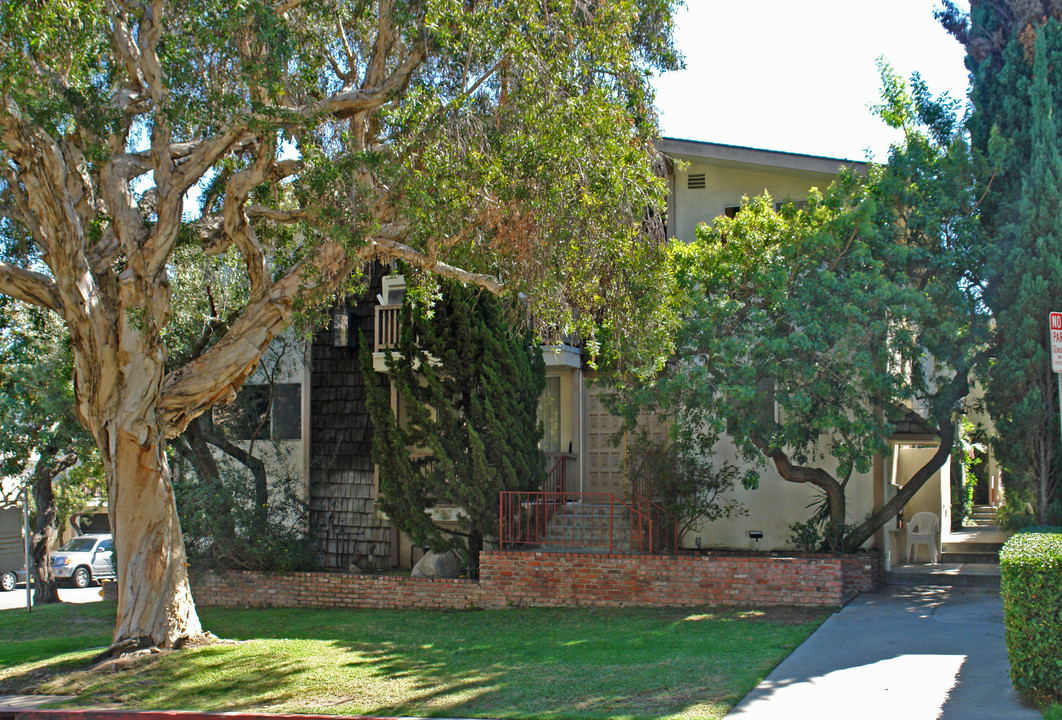 10900 Rose Ave in Los Angeles, CA - Foto de edificio