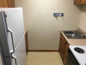 430 Harrison Ave, Unit 101 in Beloit, WI - Building Photo - Building Photo