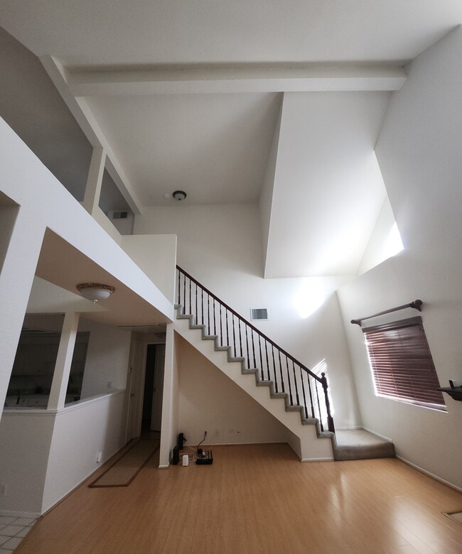 5420 Sylmar Ave, Unit #311 in Van Nuys, CA - Foto de edificio - Building Photo