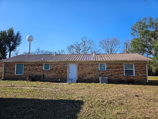 302 N Main St in Arp, TX - Foto de edificio - Building Photo