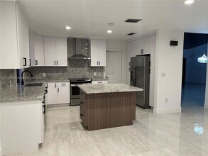8321 NW 167th Terrace in Hialeah, FL - Building Photo - Building Photo