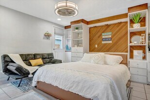 483 E Shore Dr in Clearwater, FL - Building Photo