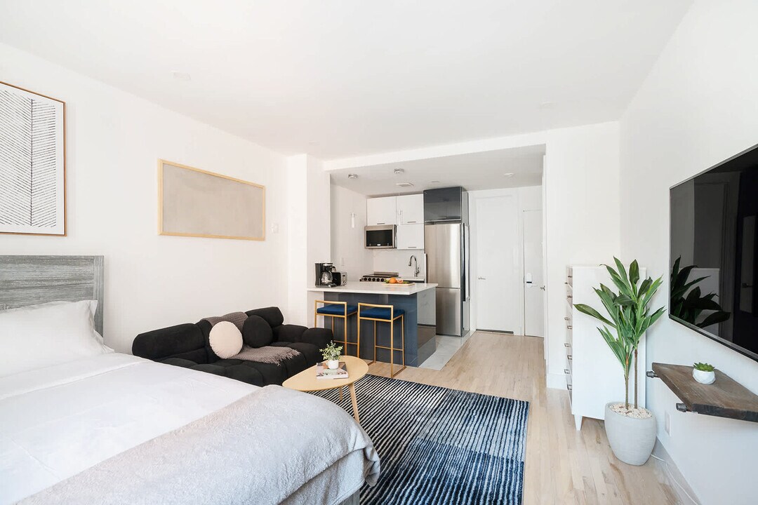 1597 York Ave in New York, NY - Building Photo