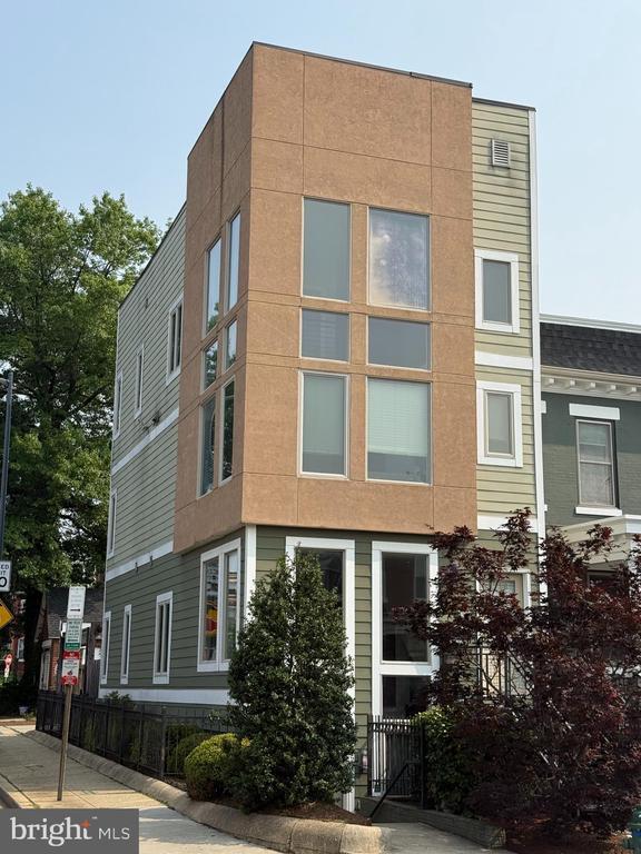 property at 471 Luray Pl NW