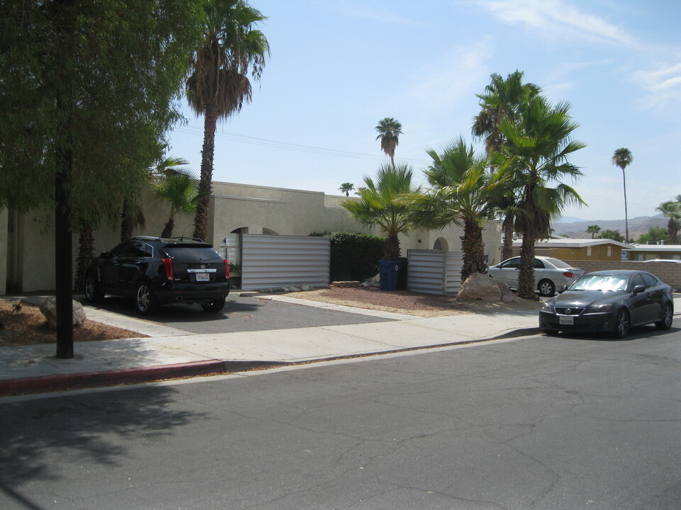 520 S Highland Dr in Palm Springs, CA - Building Photo