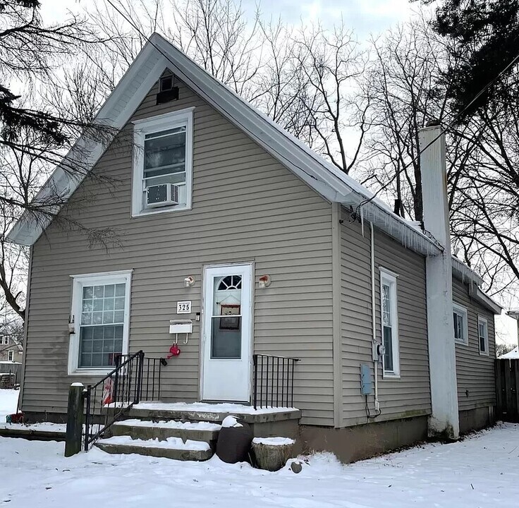 325 W Barnes Ave in Lansing, MI - Foto de edificio