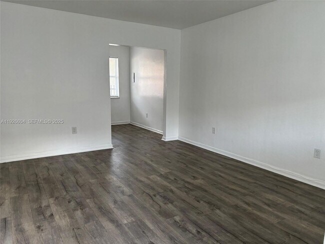 2520 NE 181st St in North Miami Beach, FL - Building Photo - Building Photo