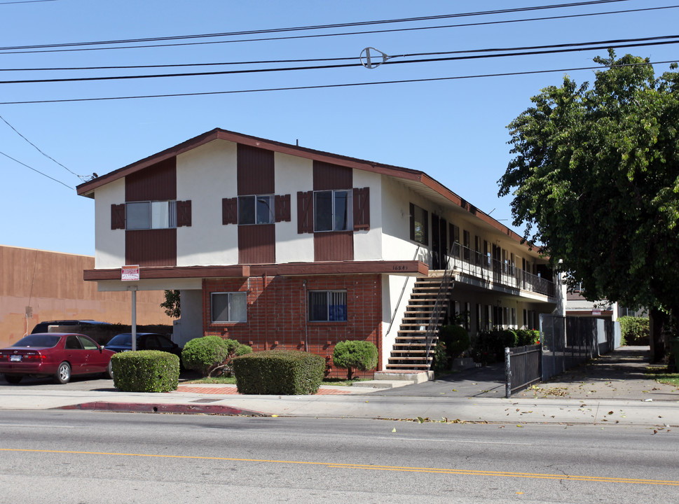 16841 Vanowen St in Van Nuys, CA - Building Photo