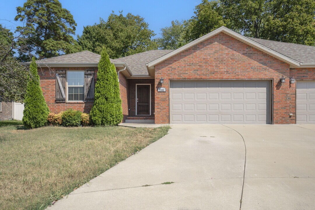 2303 W Bridlewood Trail in Ozark, MO - Building Photo
