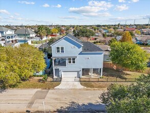 1910 Bayou Shore Dr in Galveston, TX - Building Photo - Building Photo