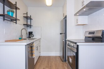 Newly Renovated Corte Madera Two Bedroom with Pool, Elevator, AC in Corte Madera, CA - Foto de edificio - Interior Photo