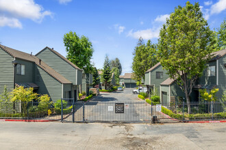 Falconcrest in Stockton, CA - Foto de edificio - Other