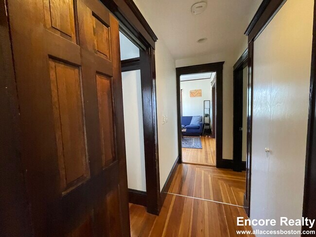 56 Hobson St, Unit 2 in Boston, MA - Foto de edificio - Building Photo