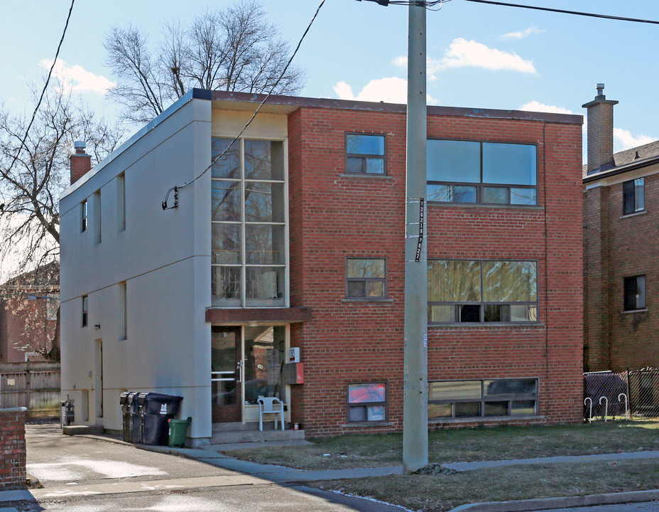 827 Cosburn Ave in Toronto, ON - Building Photo