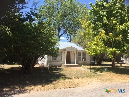 100 S Jefferson Ave in Cameron, TX - Foto de edificio