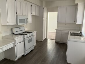 4799 Zanzibar Ln in Las Vegas, NV - Building Photo - Building Photo