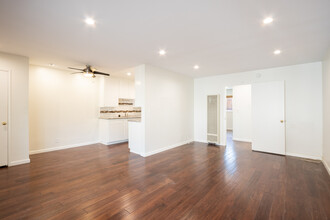 2721 2nd St, Unit 2721 2nd St #111 in Santa Monica, CA - Building Photo - Building Photo