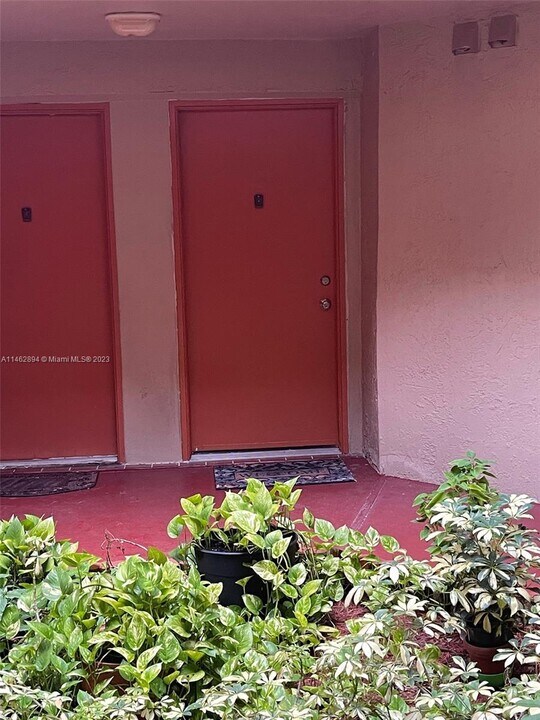 10237 NW 9th St-Unit -106-4 in Miami, FL - Building Photo