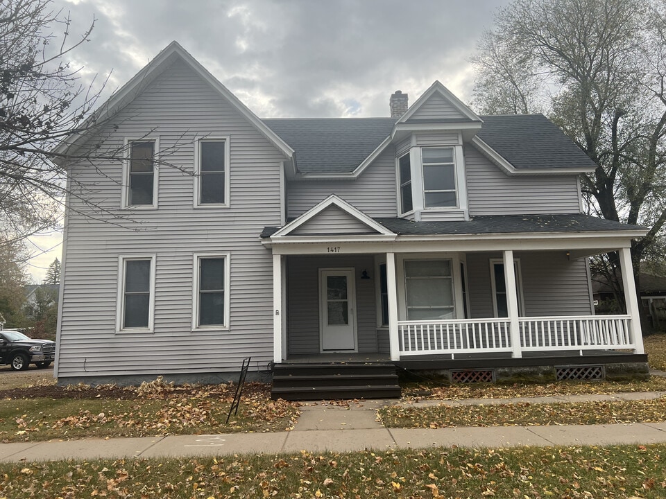 1417 Birch St in Eau Claire, WI - Foto de edificio