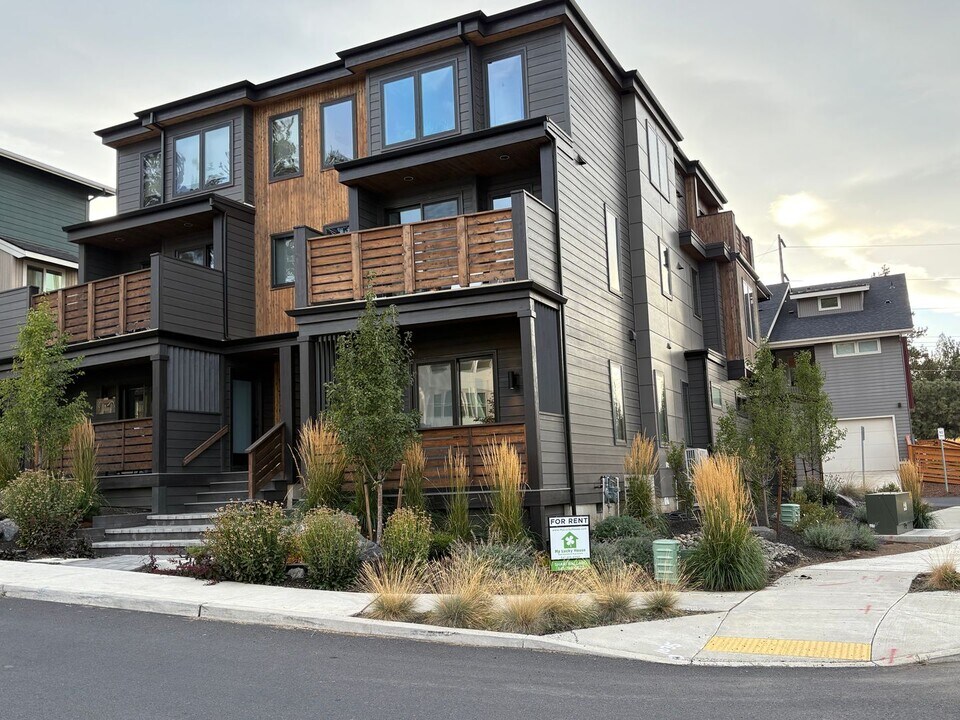 61583 SW Riverwalk Ln in Bend, OR - Building Photo