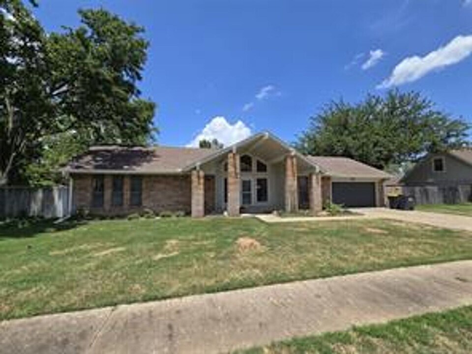1017 W H St in Jenks, OK - Building Photo