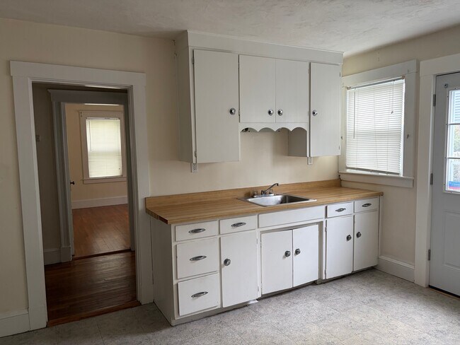 16 Eddy St, Unit 1 in Waltham, MA - Building Photo - Building Photo