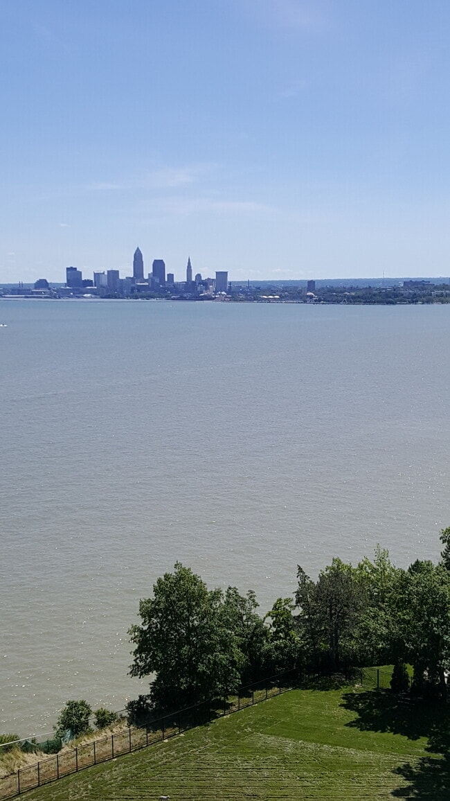 12900 Lake Ave, Unit 1526 in Lakewood, OH - Building Photo - Building Photo