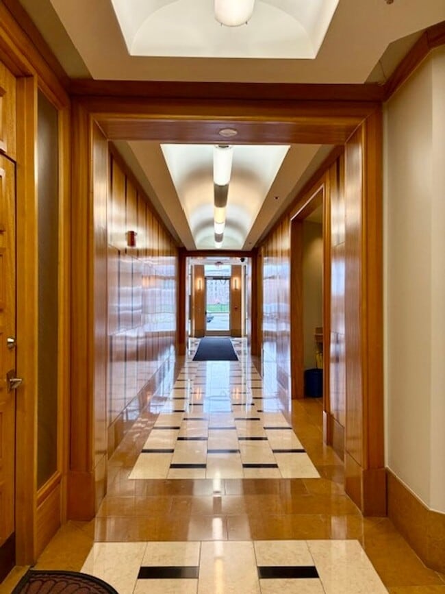 301 Massachusetts Ave NW in Washington, DC - Foto de edificio - Building Photo