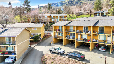 2408 W 10th St in The Dalles, OR - Building Photo - Building Photo