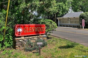 50 Greenview Ln in Milford, CT - Building Photo