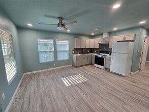 846 S Morgan St in Angleton, TX - Building Photo - Building Photo
