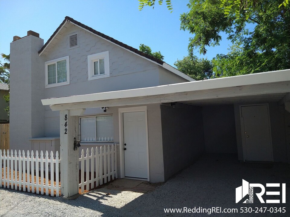 842 Locust St in Redding, CA - Building Photo