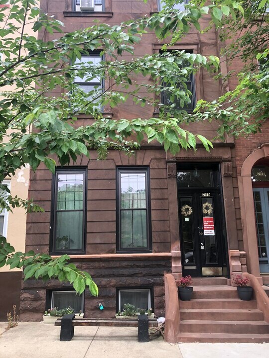 759 Corinthian Ave in Philadelphia, PA - Building Photo