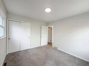 413 Sherwood Dr W in Newark, OH - Building Photo - Building Photo