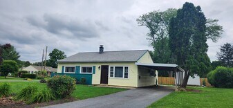 2527 Valley Road in East Petersburg, PA - Building Photo