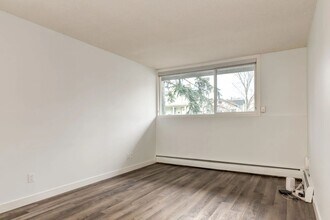 Sunnyside Gardens in Calgary, AB - Building Photo - Building Photo