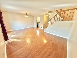 924 Britta Ln in Geneva, IL - Foto de edificio - Building Photo